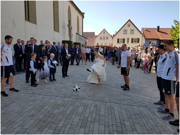 FC Hopferstadt gratuliert und freut sich mit Bettina und Johannes